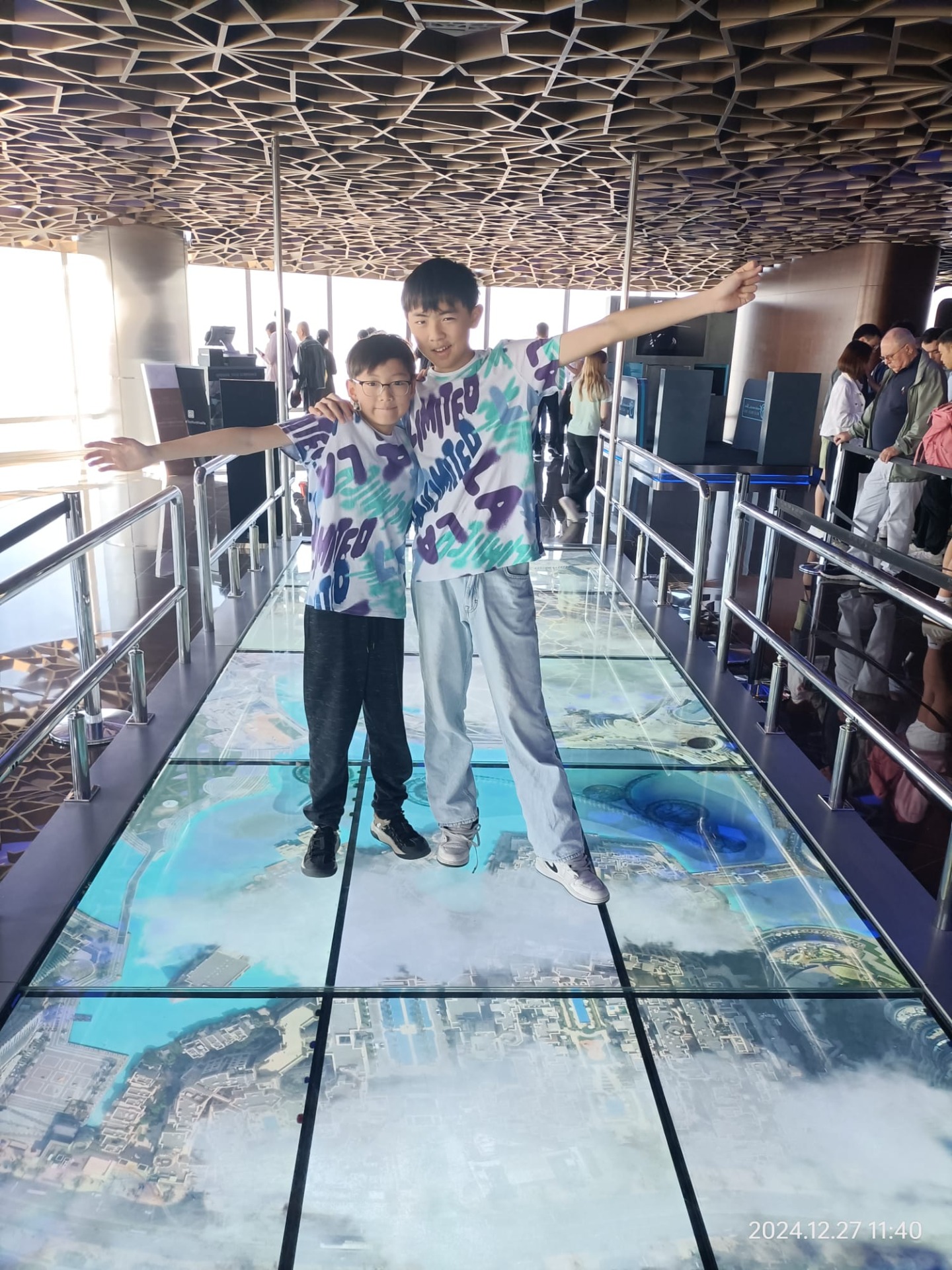 Wij op de "glazen brug" van de Burj Khalifa!