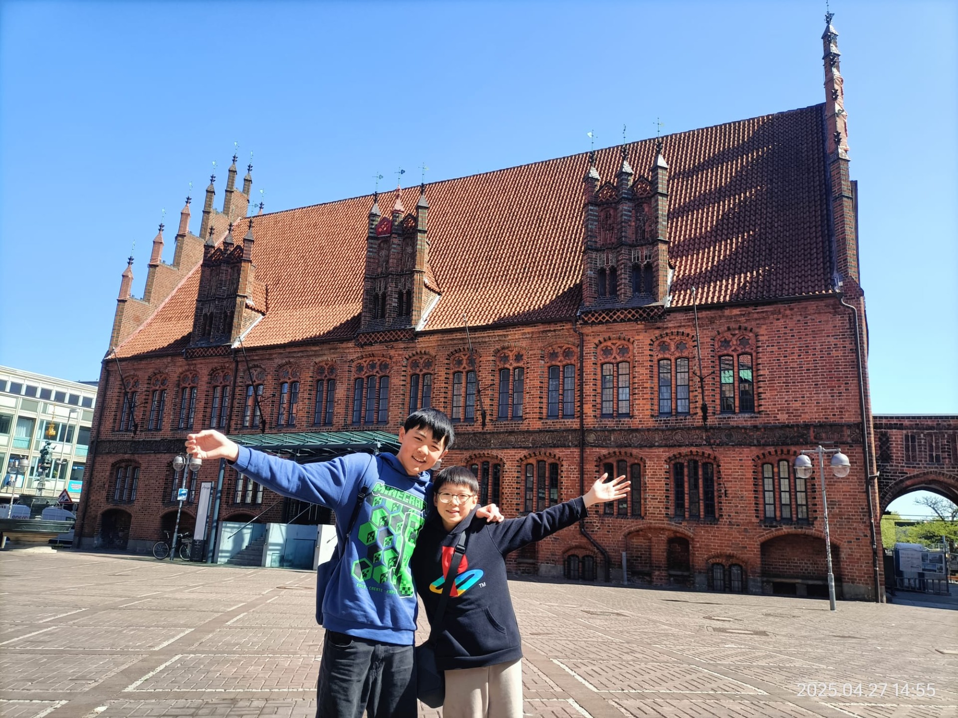 Wij op selfie met het oude stadshuis!