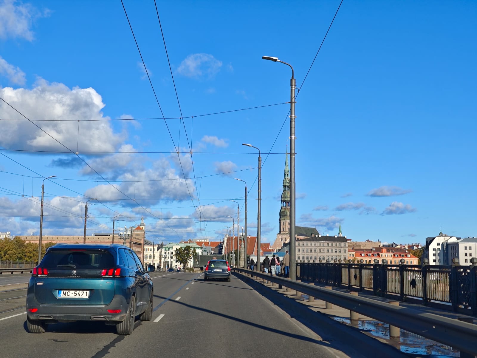 Rijden over de rivier de Dvina!