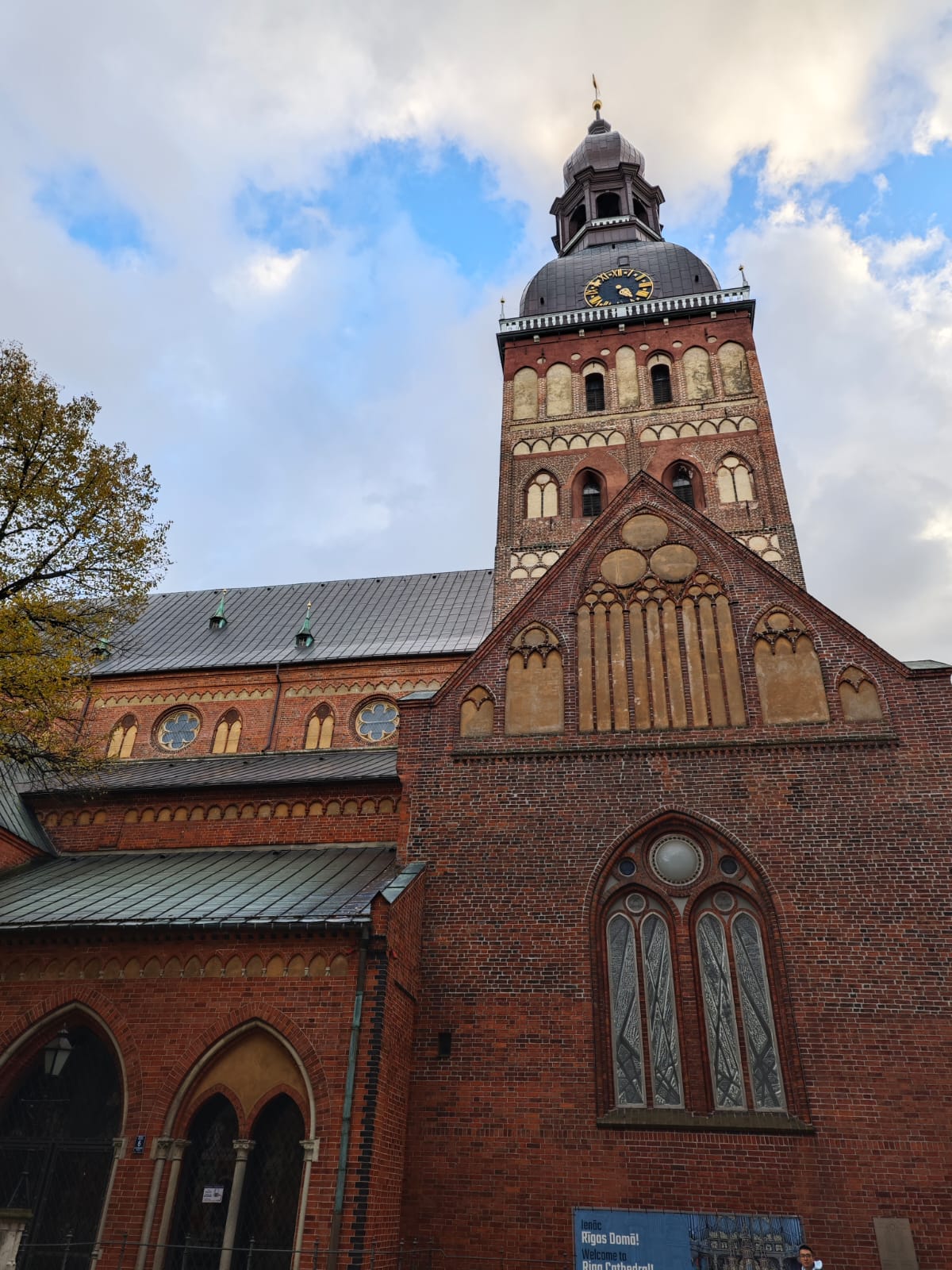 De mooie toren van de Dom van Riga!