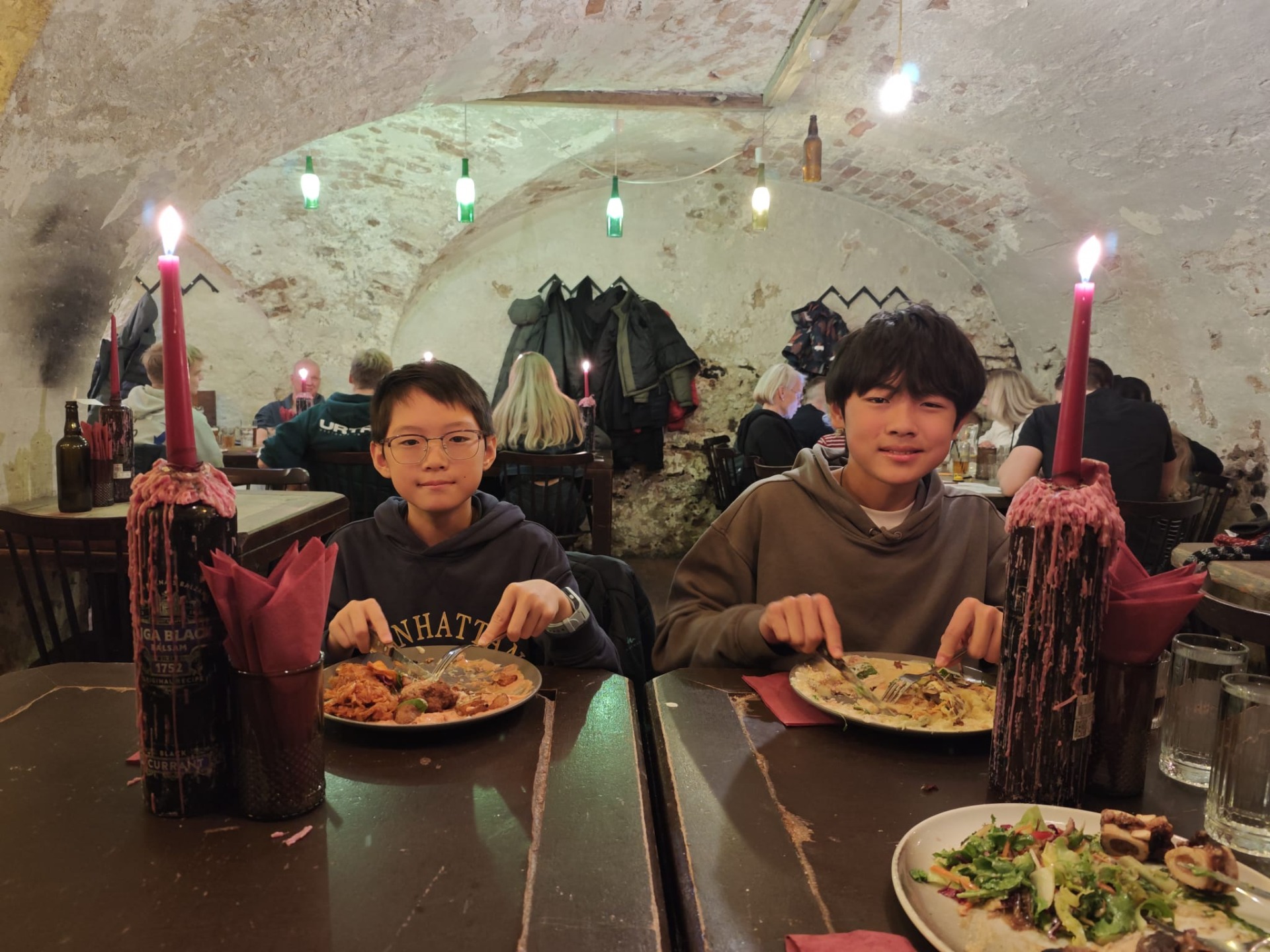 Wij etend in de 'wijnkelder'!