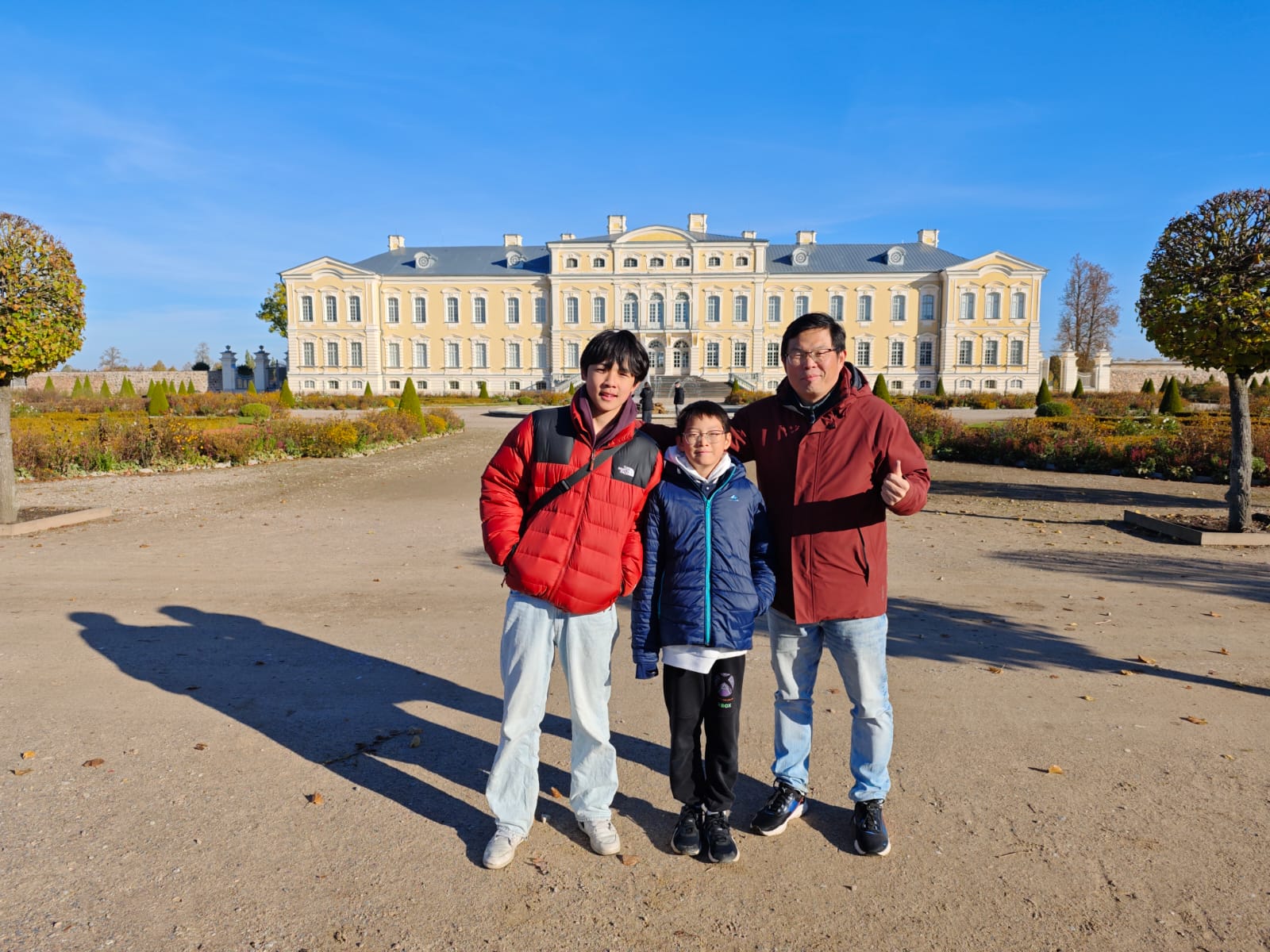 Wij op selfie met het Rundāle Paleis!
