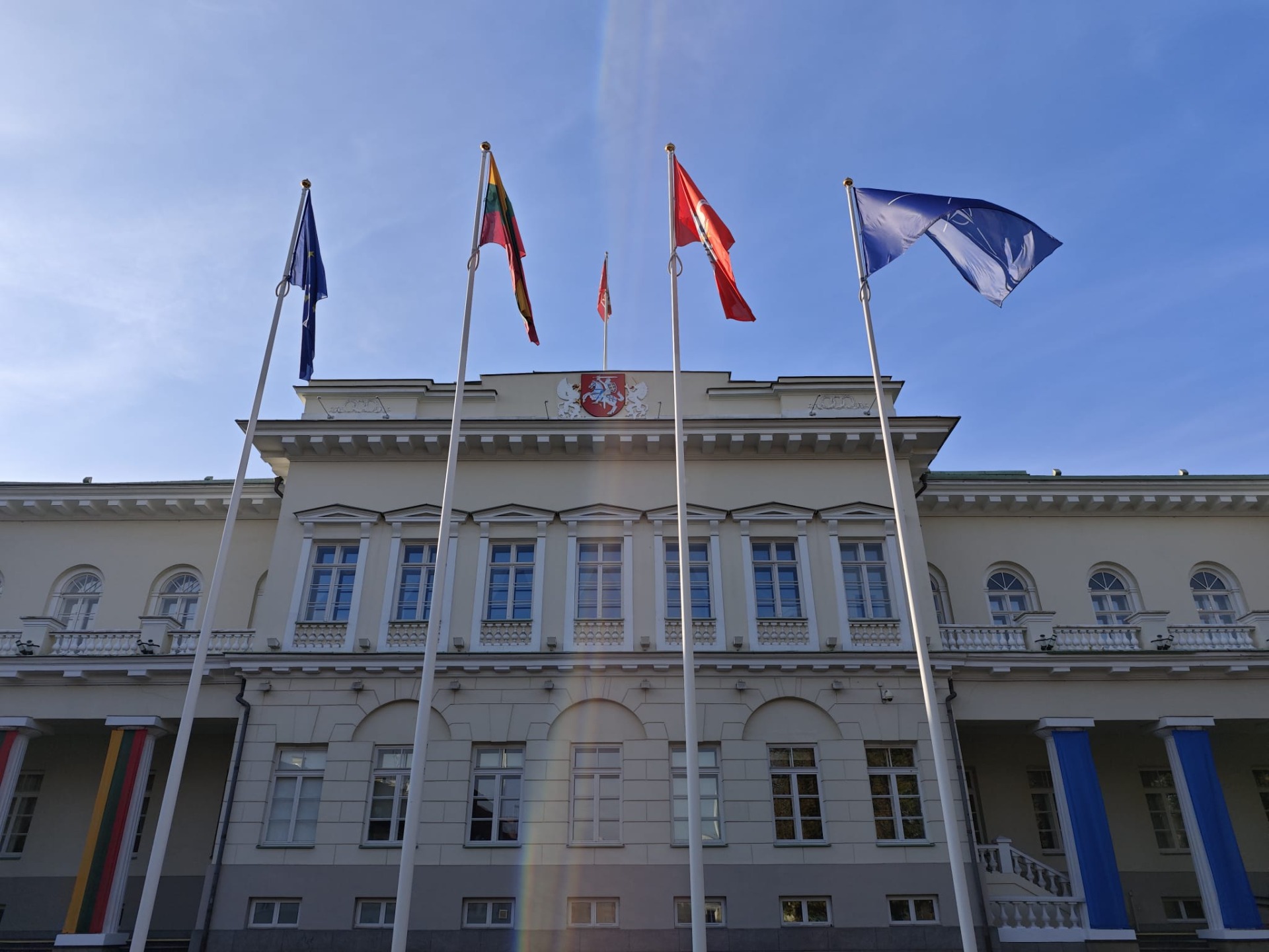 De vlaggen vóór het Presidentieel Paleis!