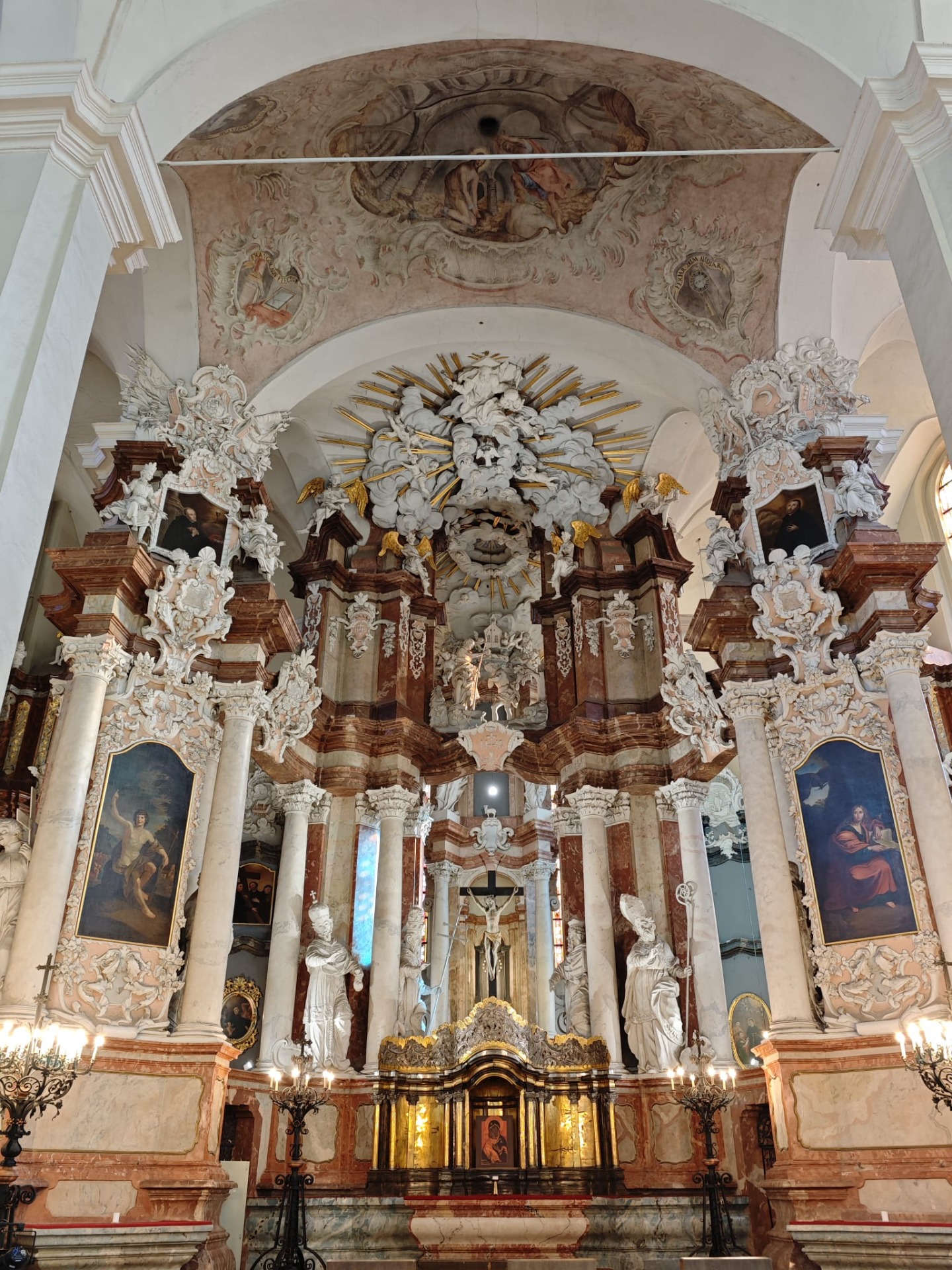 Het hoofdaltaar van de Sint Johanneskerk!