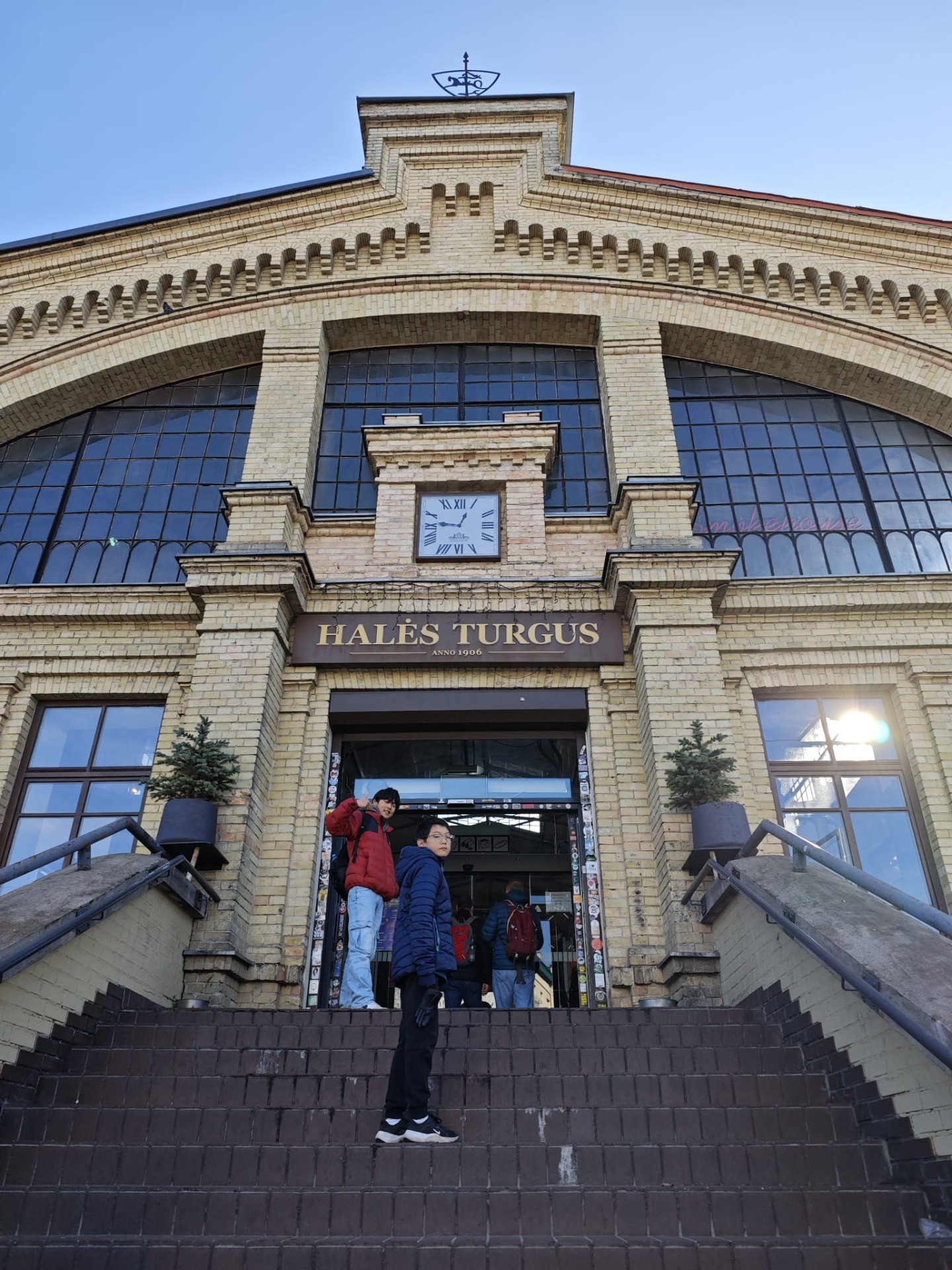 We lopen de Halės Markt in!