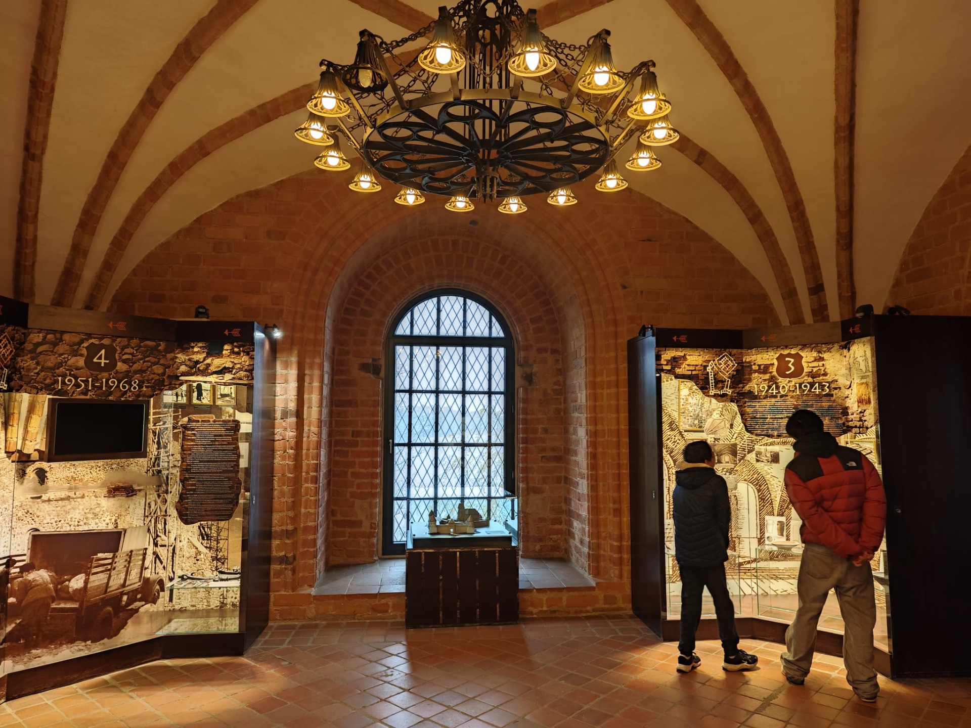 Kijkend naar de tentoonstellingen in het kasteel...