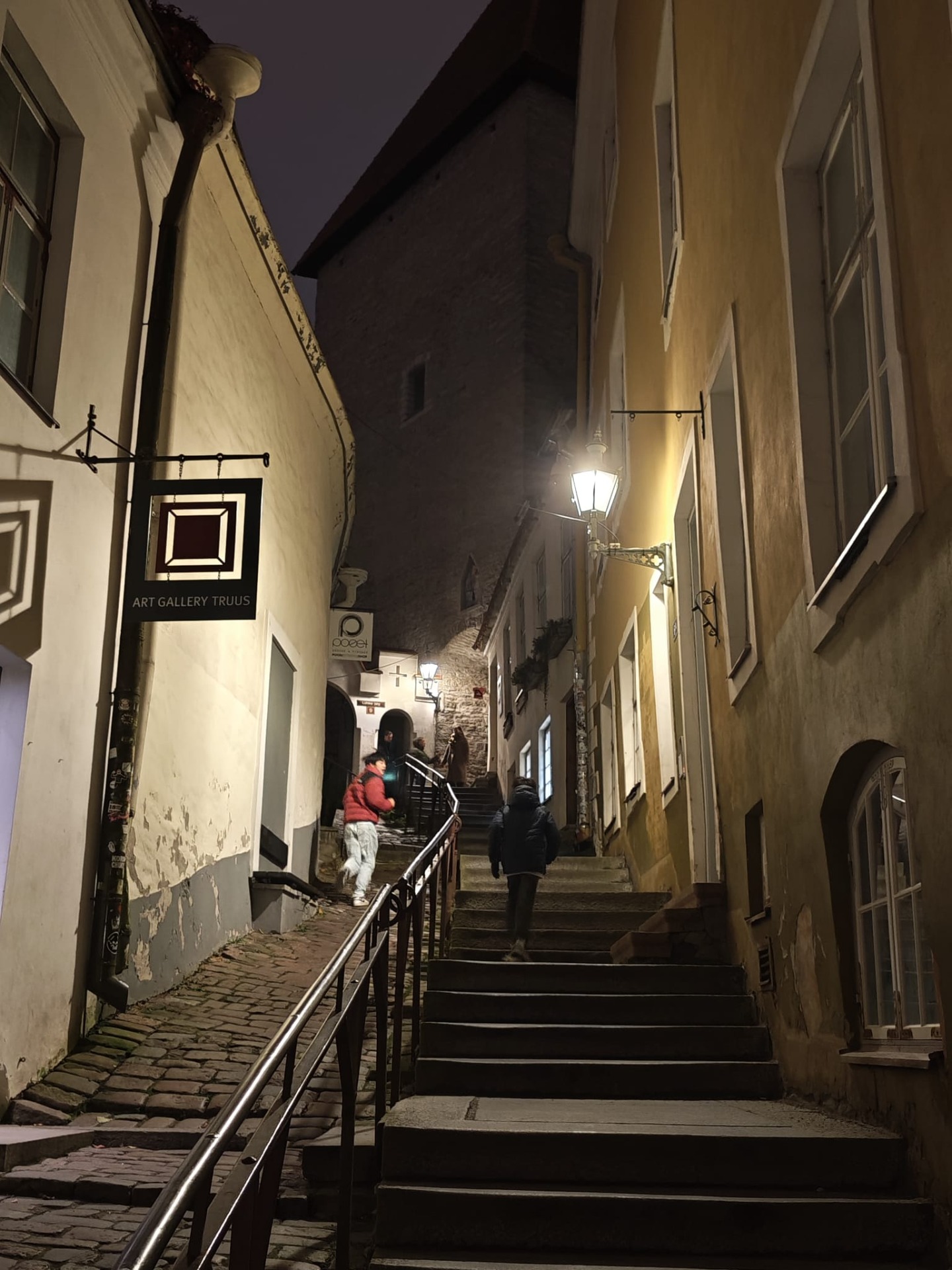De nachtelijke straten van Tallinn