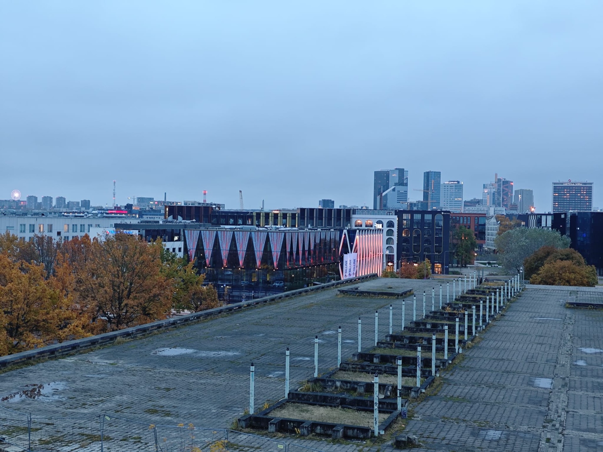 Het uitzicht vanaf de Linnahall!
