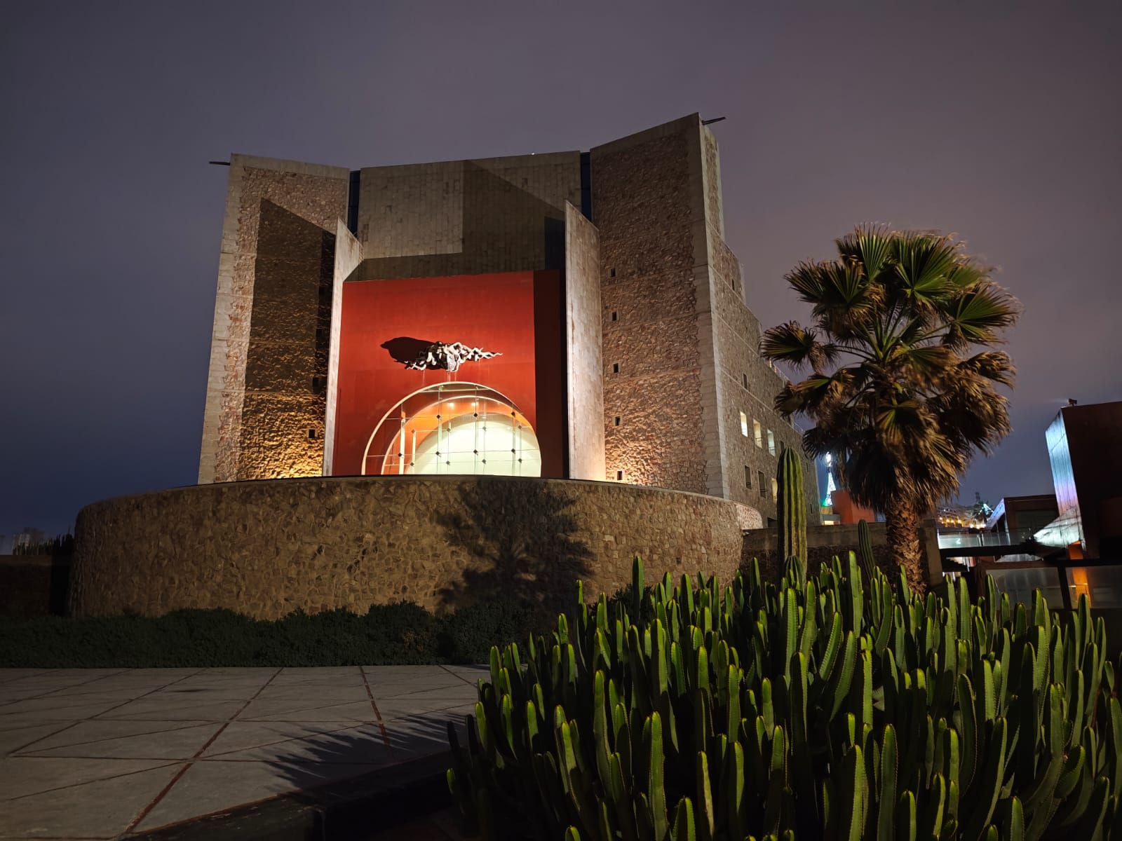 De achterkant van het Alfredo Klaus auditorium, waar de fortvormige structuur en maritieme elementen goed terug zijn te zien!