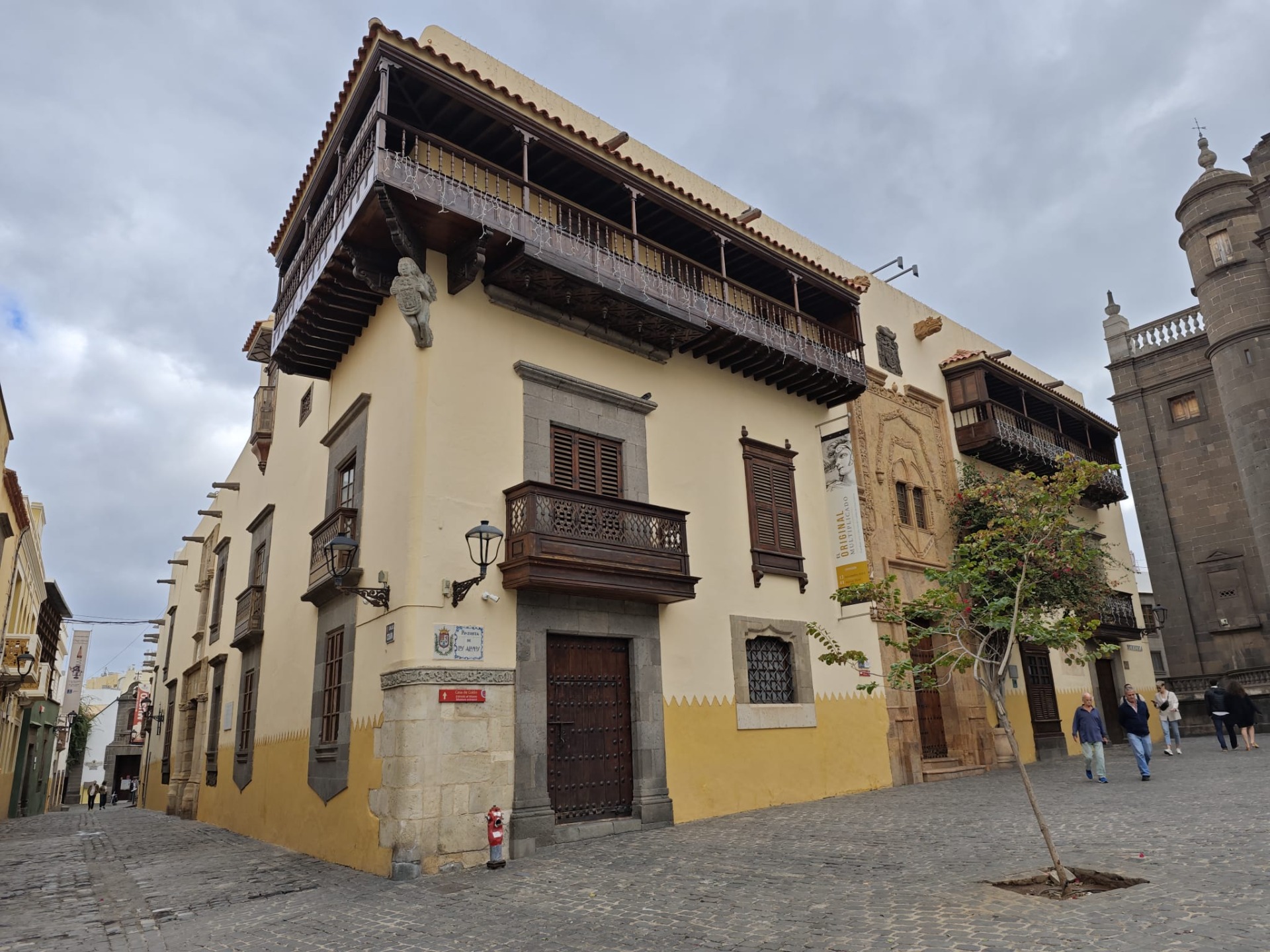 De geel/witte gebouwen, in de buurt van het Casa de Colón