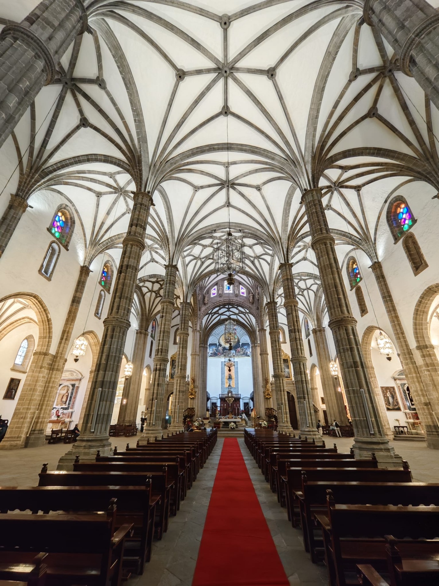 De geweldige binnenkant van de kathedraal!