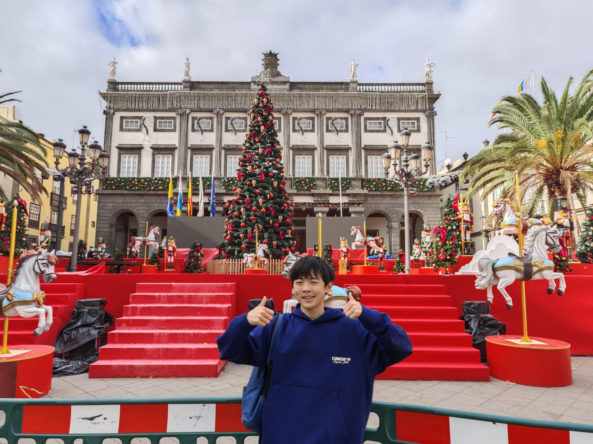 Ik op selfie met het historische stadshuis van Las Palmas!