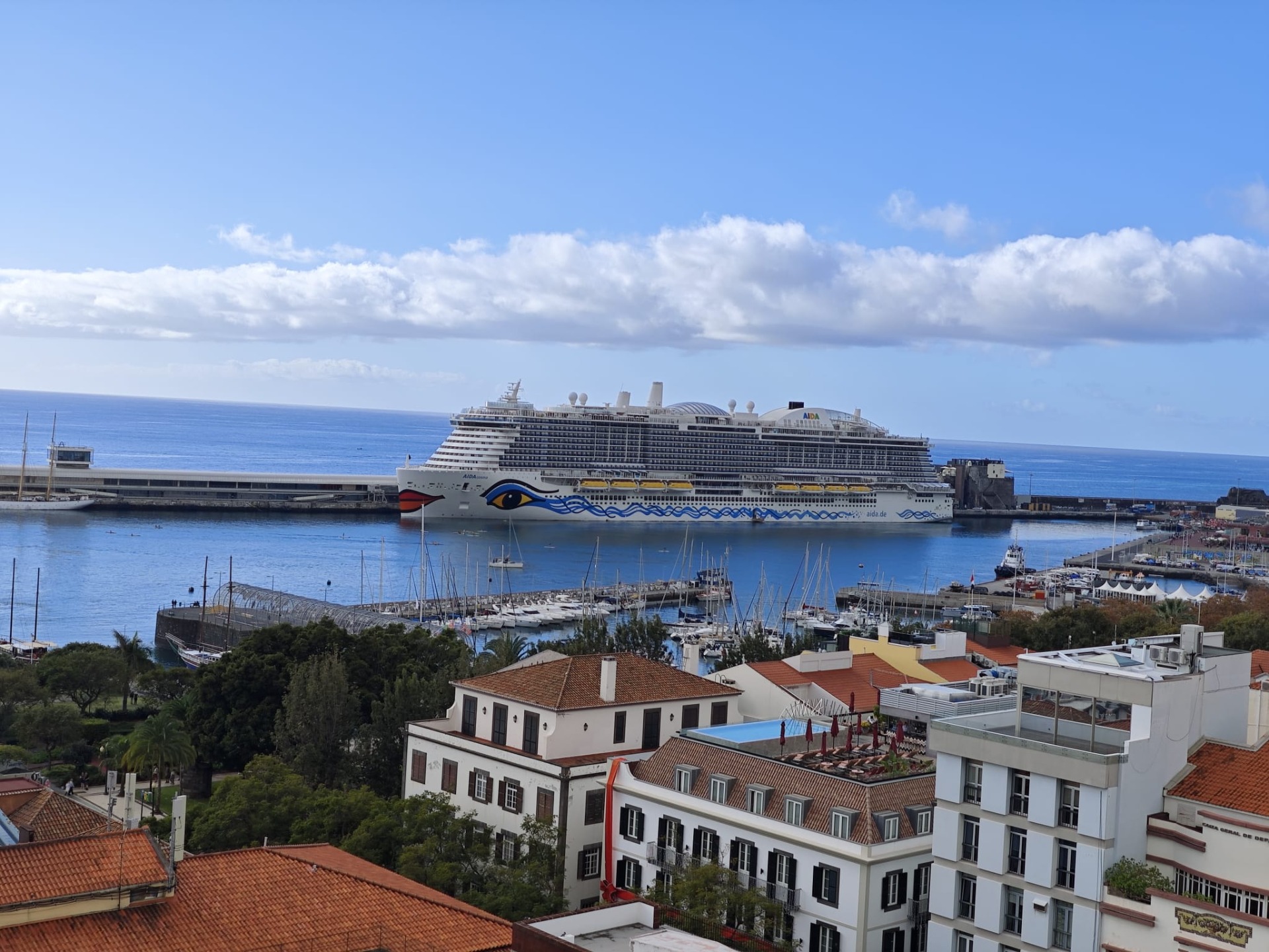De AIDAcosma vanaf de kerktoren!