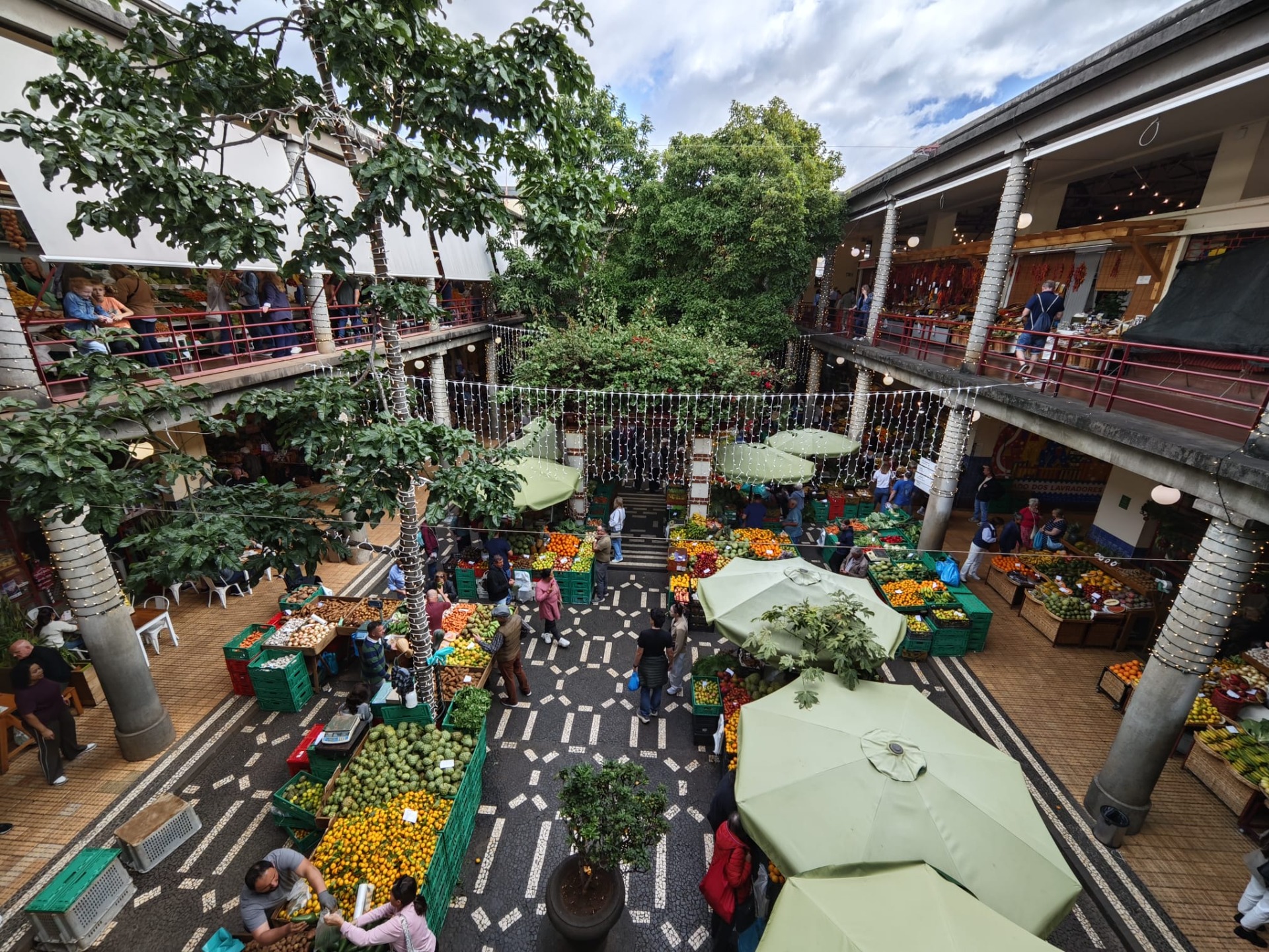 Neerkijken op de binnenplaats van de boerenmarkt!