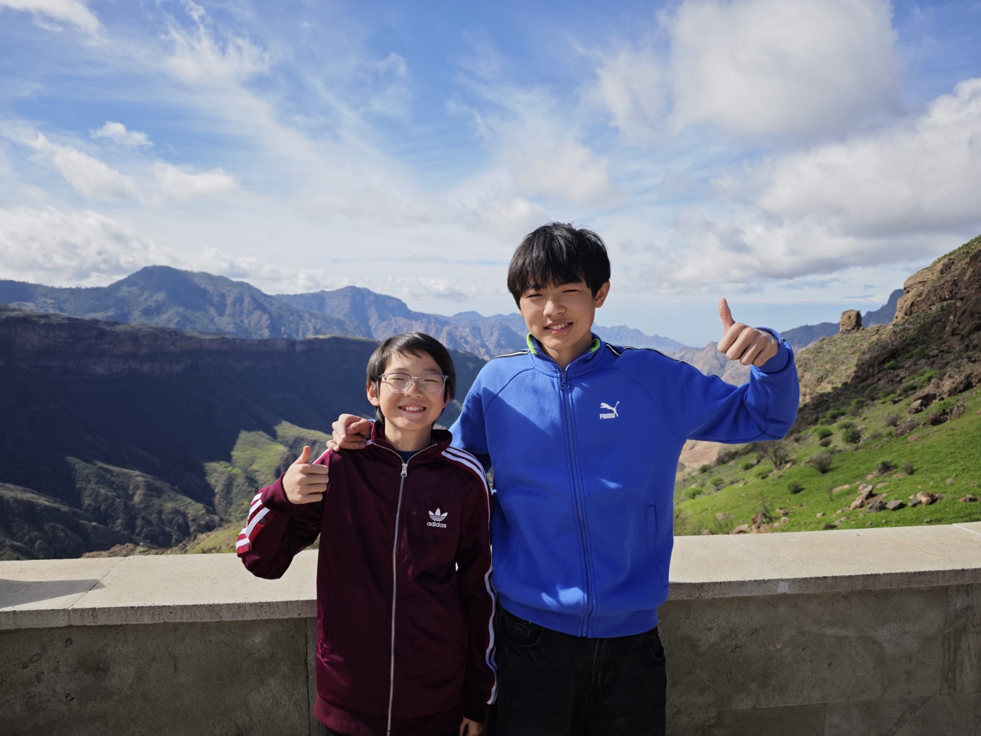 Op selfie met het uitzicht in de buurt van Roque Bentayga!