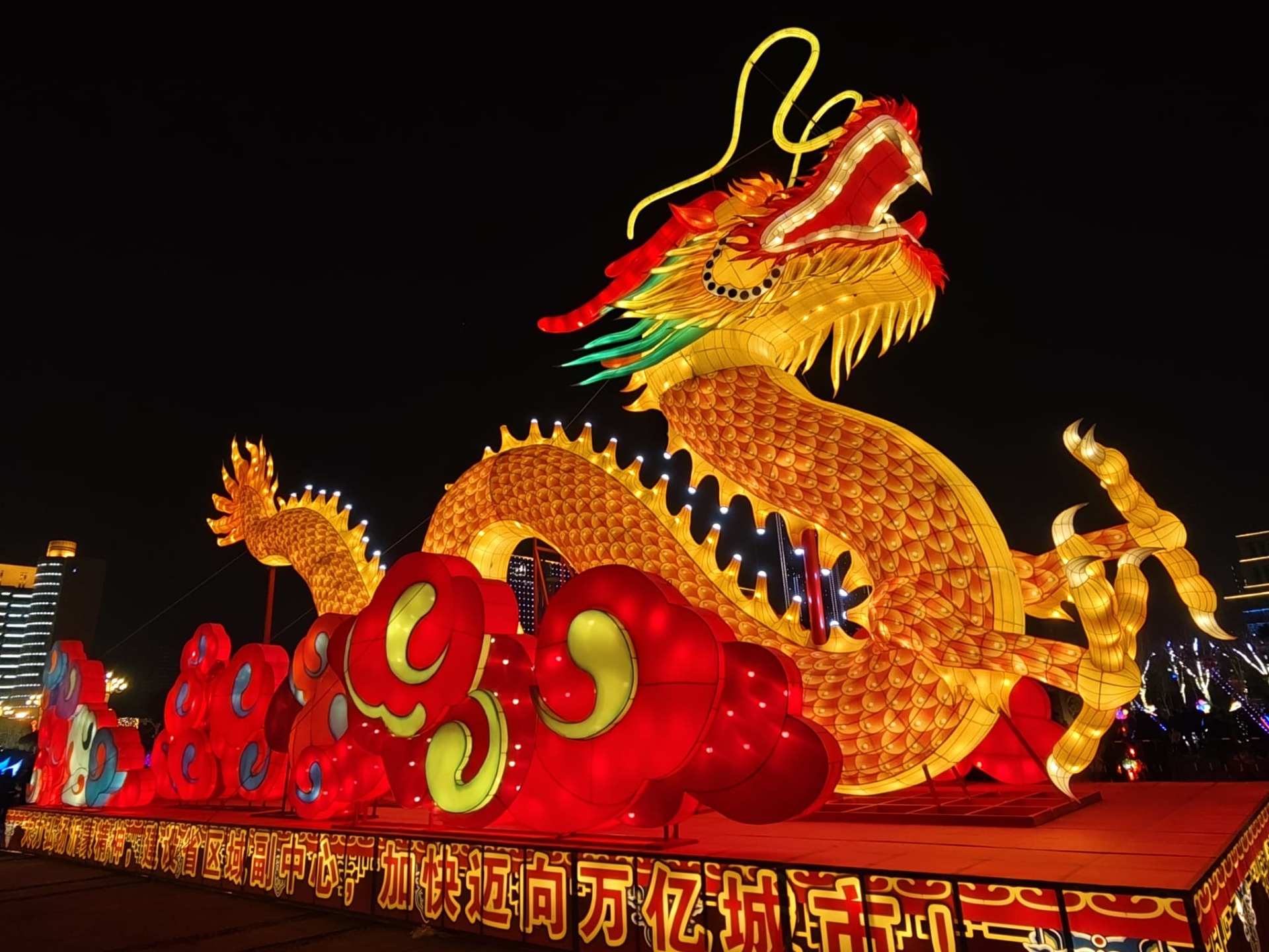 De geelrode draak op het plein!