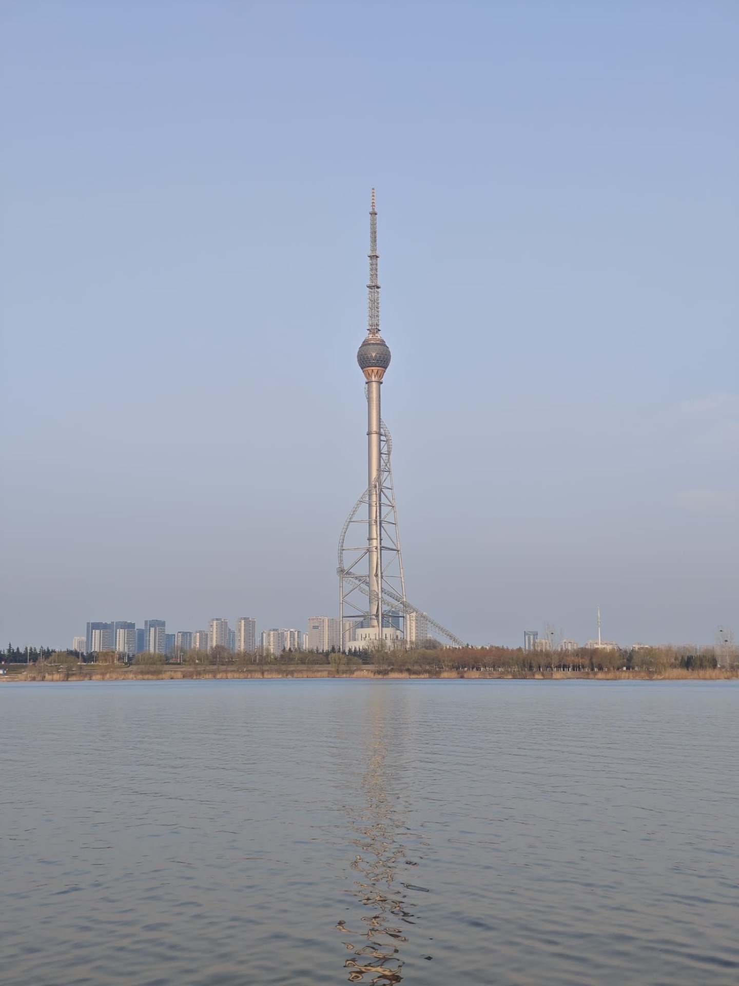 Het uitzicht op de Linyi TV-toren vanaf het park!