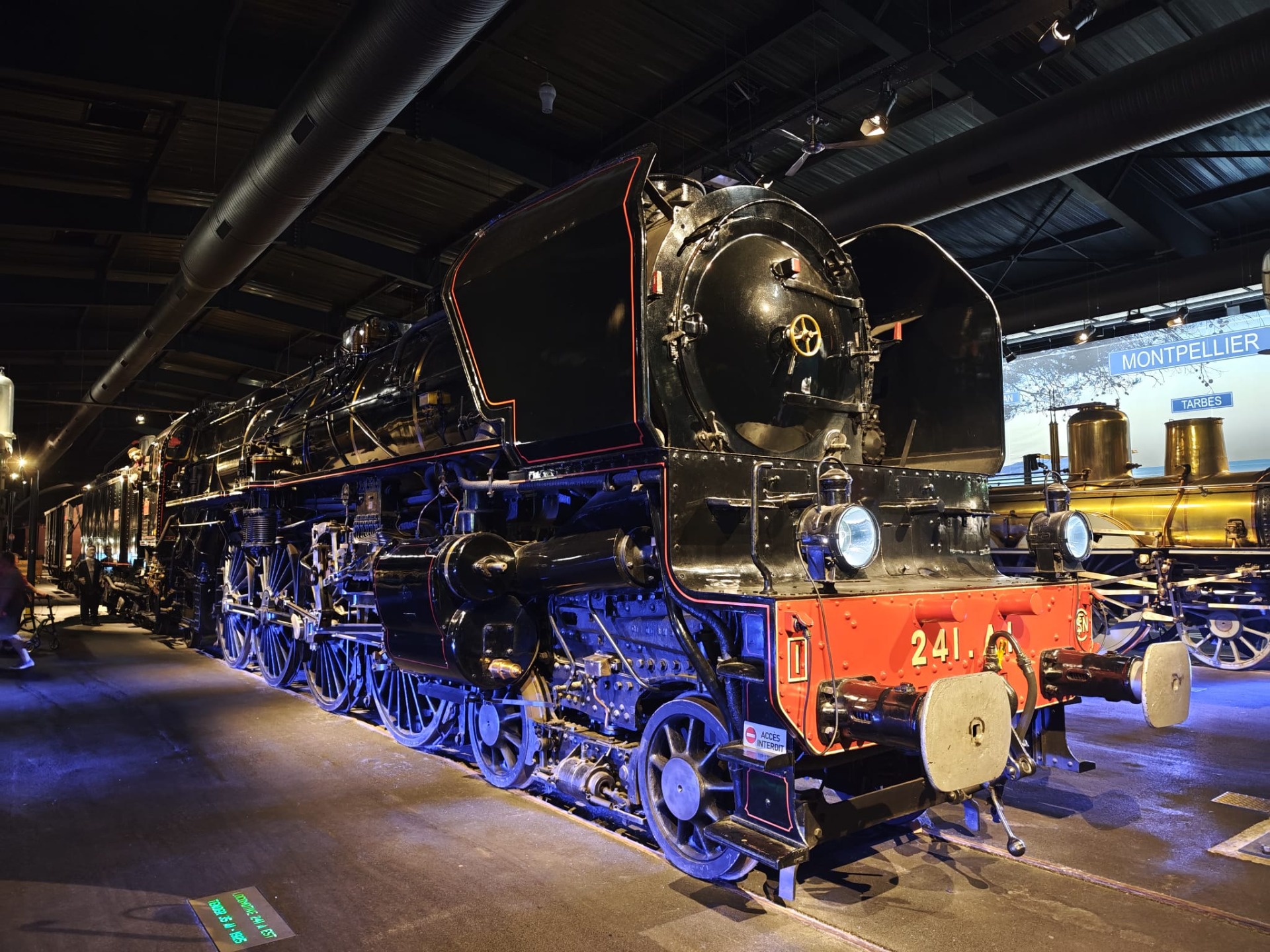 Een van de grote locomotieven in de eerste grote zaal!