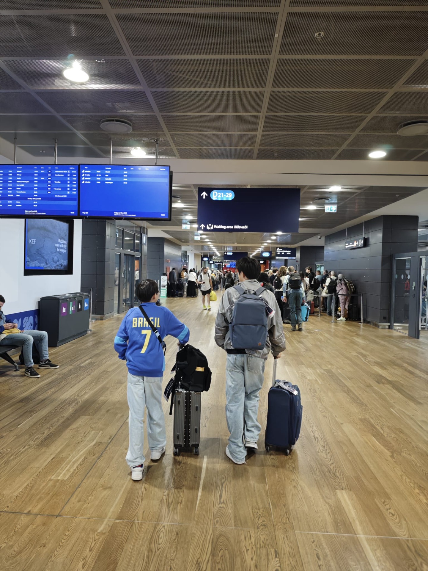 Lopend door het vliegveld van Reykjavik