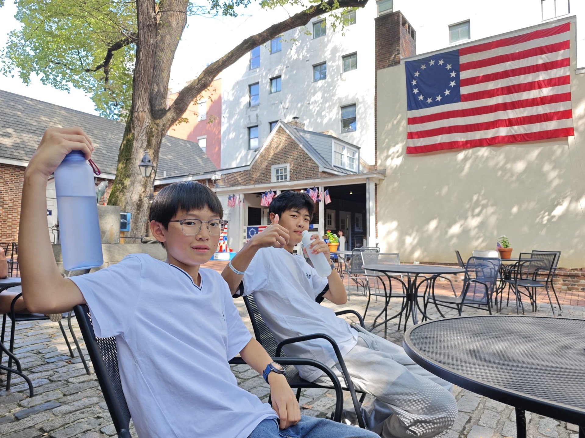 Bij het Betsy Ross Housee!