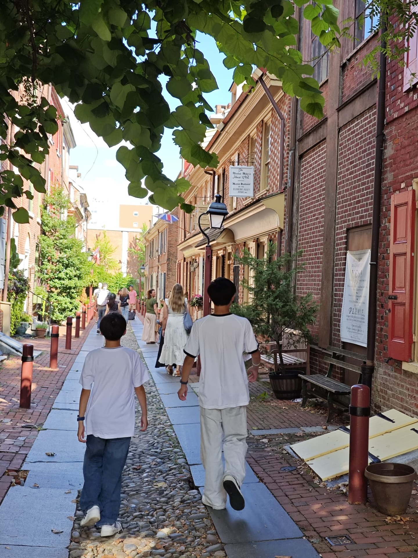 Lopend door Elfreth's Alley!