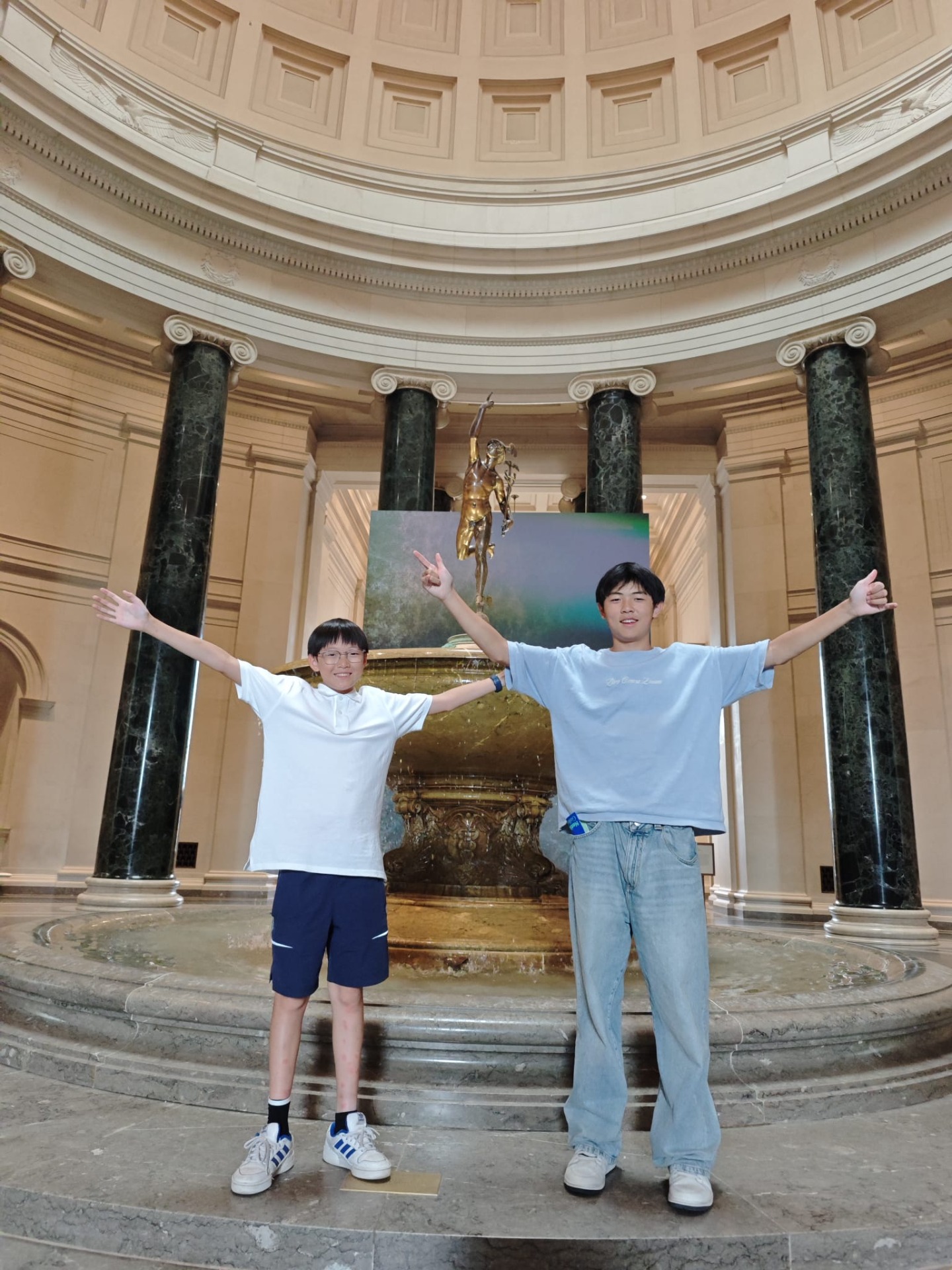 Op selfie met de rotunda van het museum!