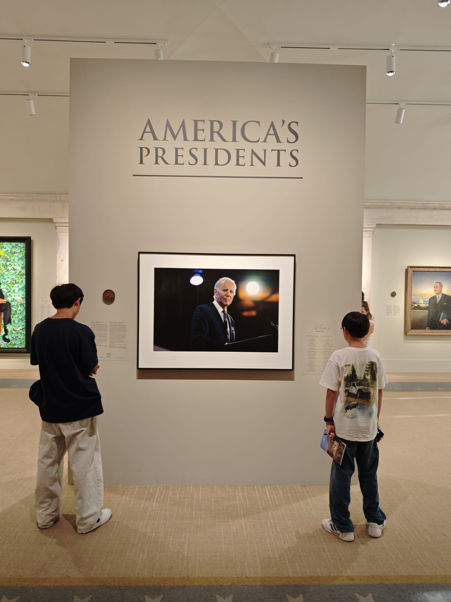 Het bekijken van de portretten van presidenten!